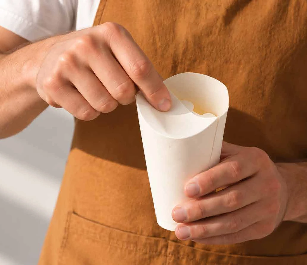 Barista cerrando un vaso re:set