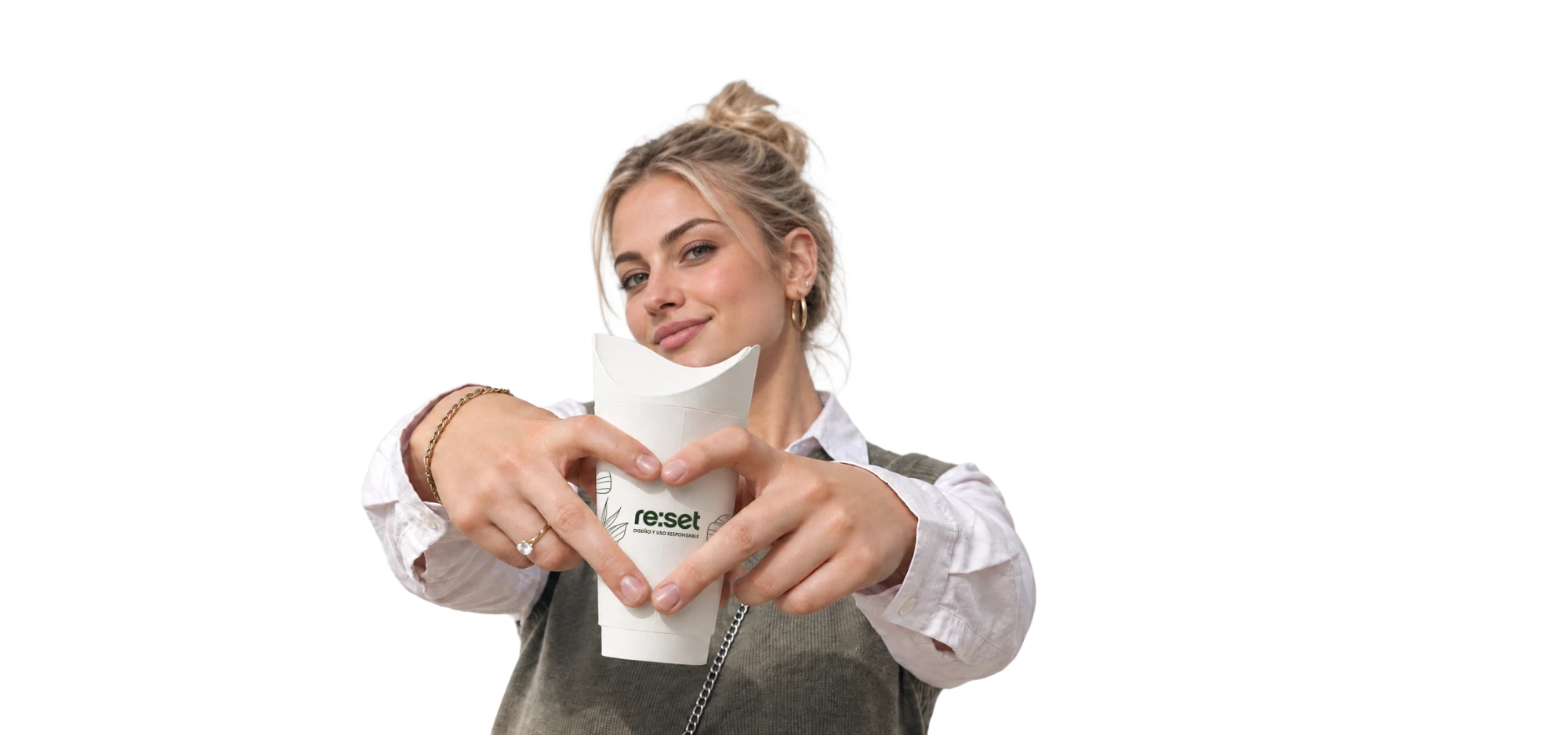 Chica sosteniendo un vaso re:set con las manos en forma de corazón