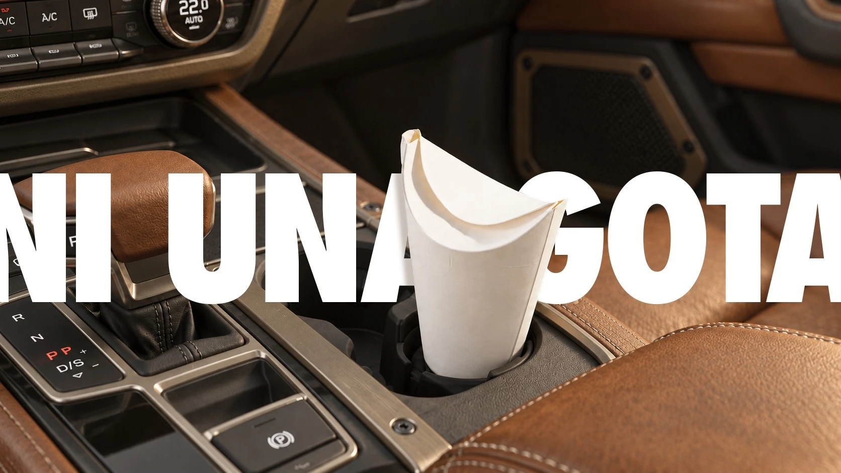 Ni una gota: vaso re:set en el portavasos de un auto