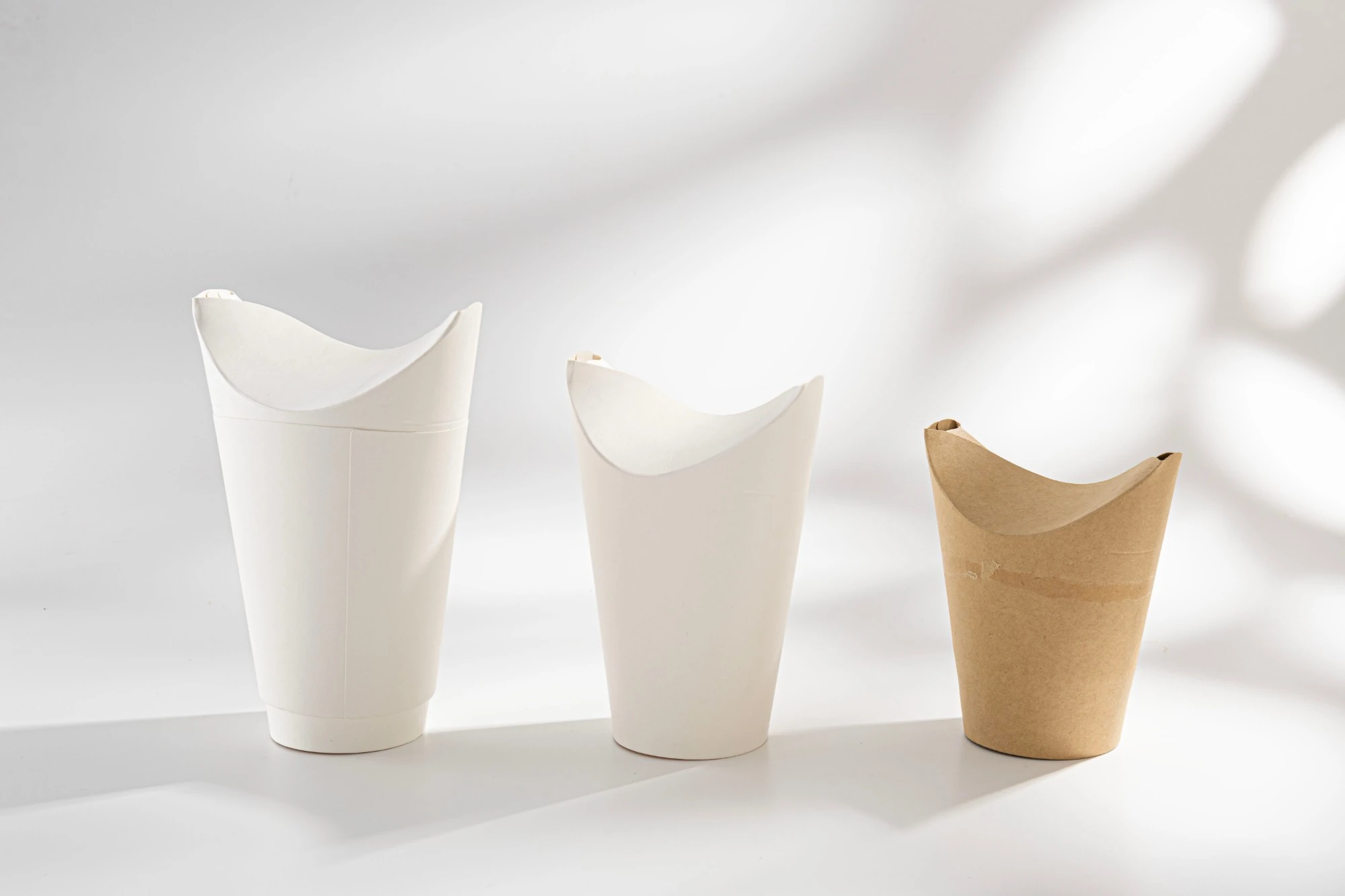 Tres vasos re:set: doble pared blanco, pared simple blanco y kraft